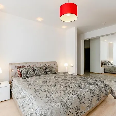 Golden Square 10 Apartment *
